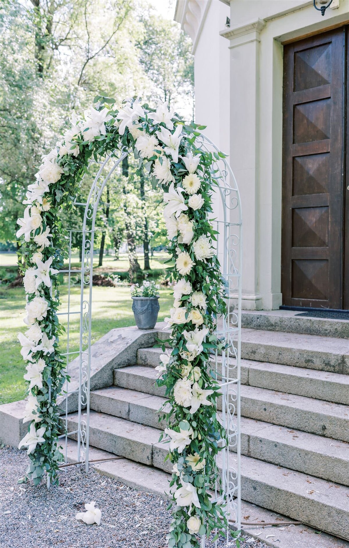 Destination Wedding Photographer Anna Lundgren - helloalora Rånäs Slott chateau wedding in Sweden outdoor ceremony wedding flower arch in the castle garden
