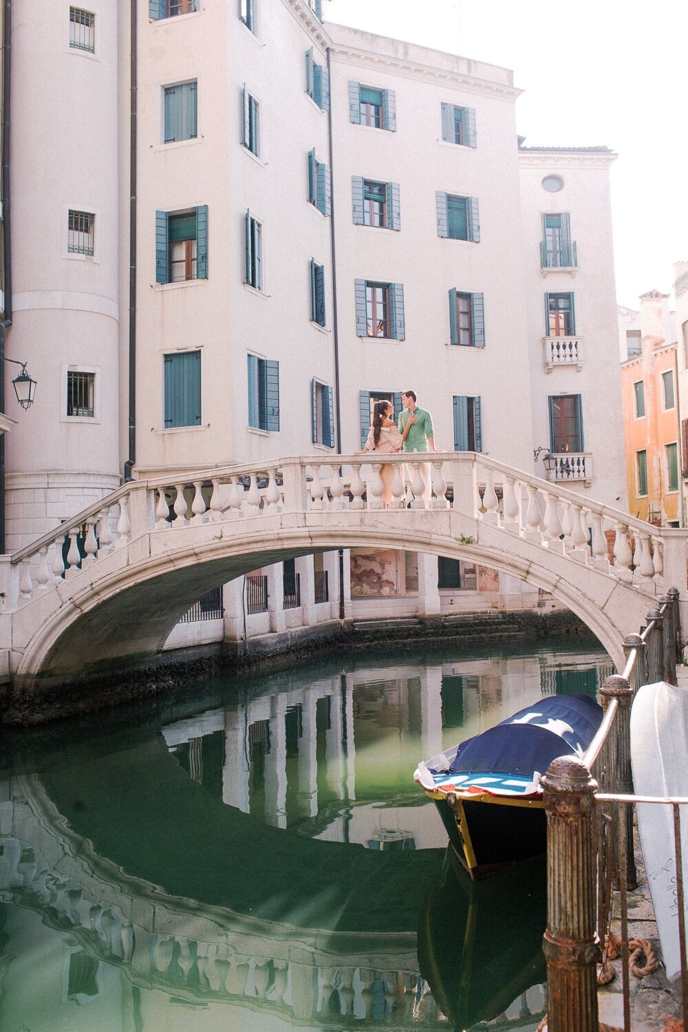 venice-elopement-photographer-editorial-film-35mm-wedding-fashion_0020