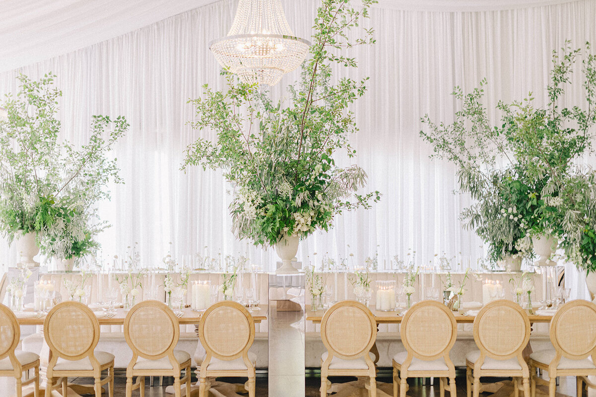 Classic-white-wedding-flowers-willow-inn