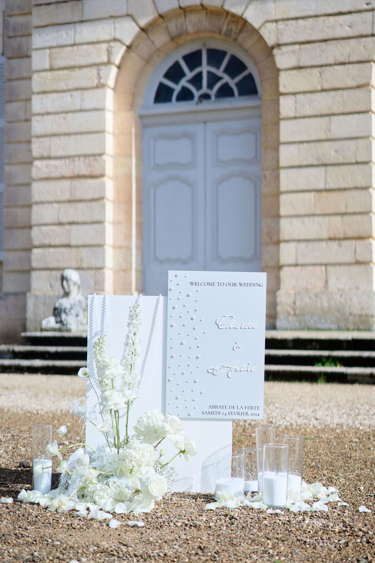 panneau-accueil-et-decoration-florale-blanche