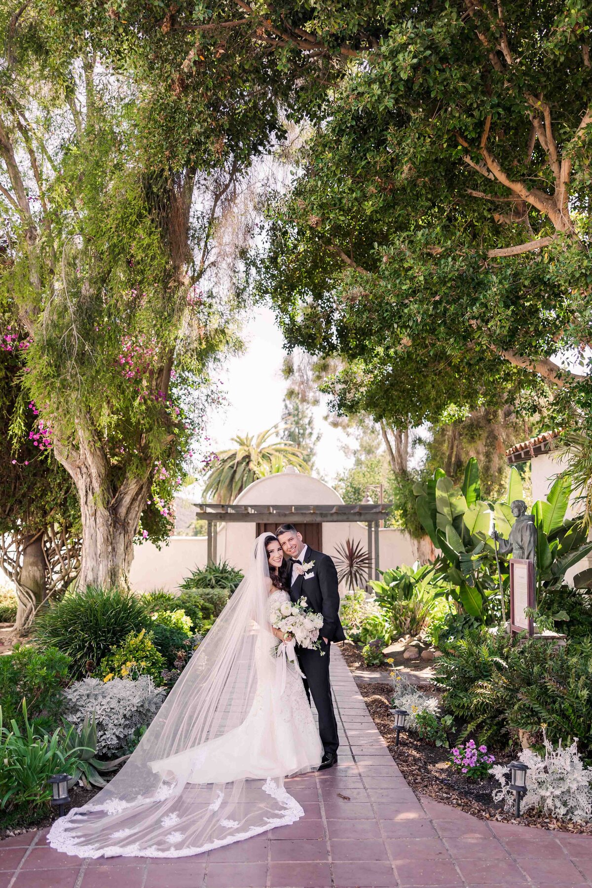 bride-and-groom-in-san-diego-mission-courtyard