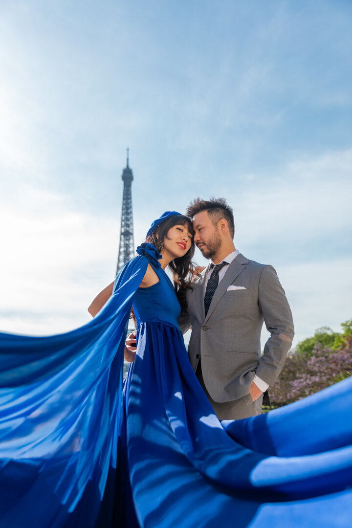 Asian couple Paris photography session, romantic portrait, professional photoshoot experience