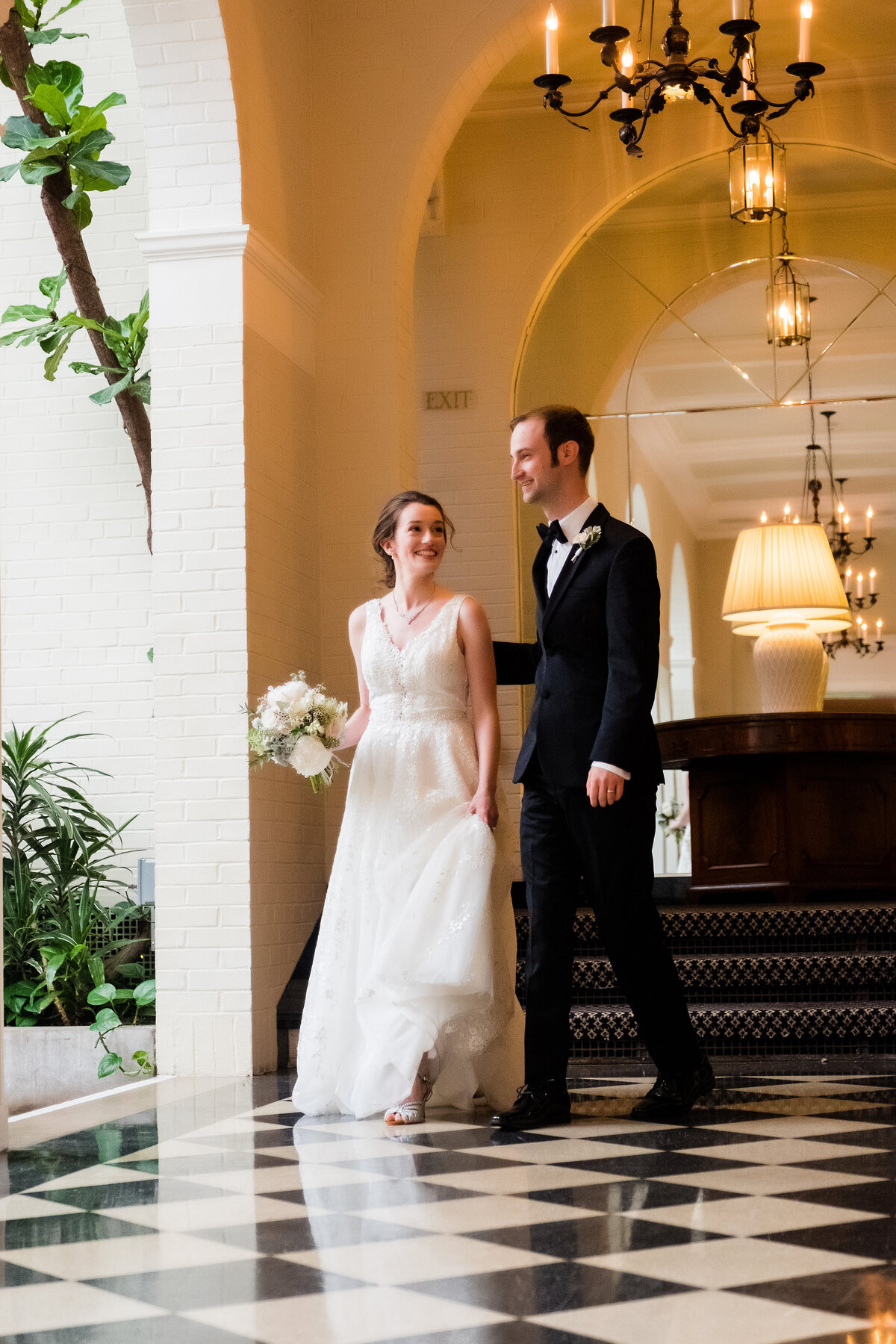 candid wedding photo at fox chapel golf club