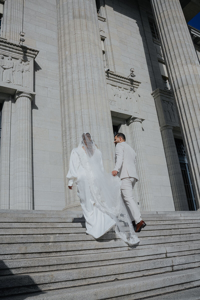 wedding-couple-portrait-stairs-blackwhite-laurianevega