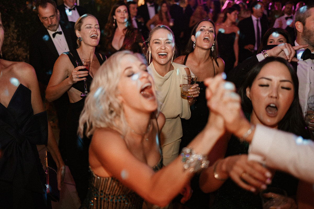 wedding-dancefloor-guests-singing-laurianevega