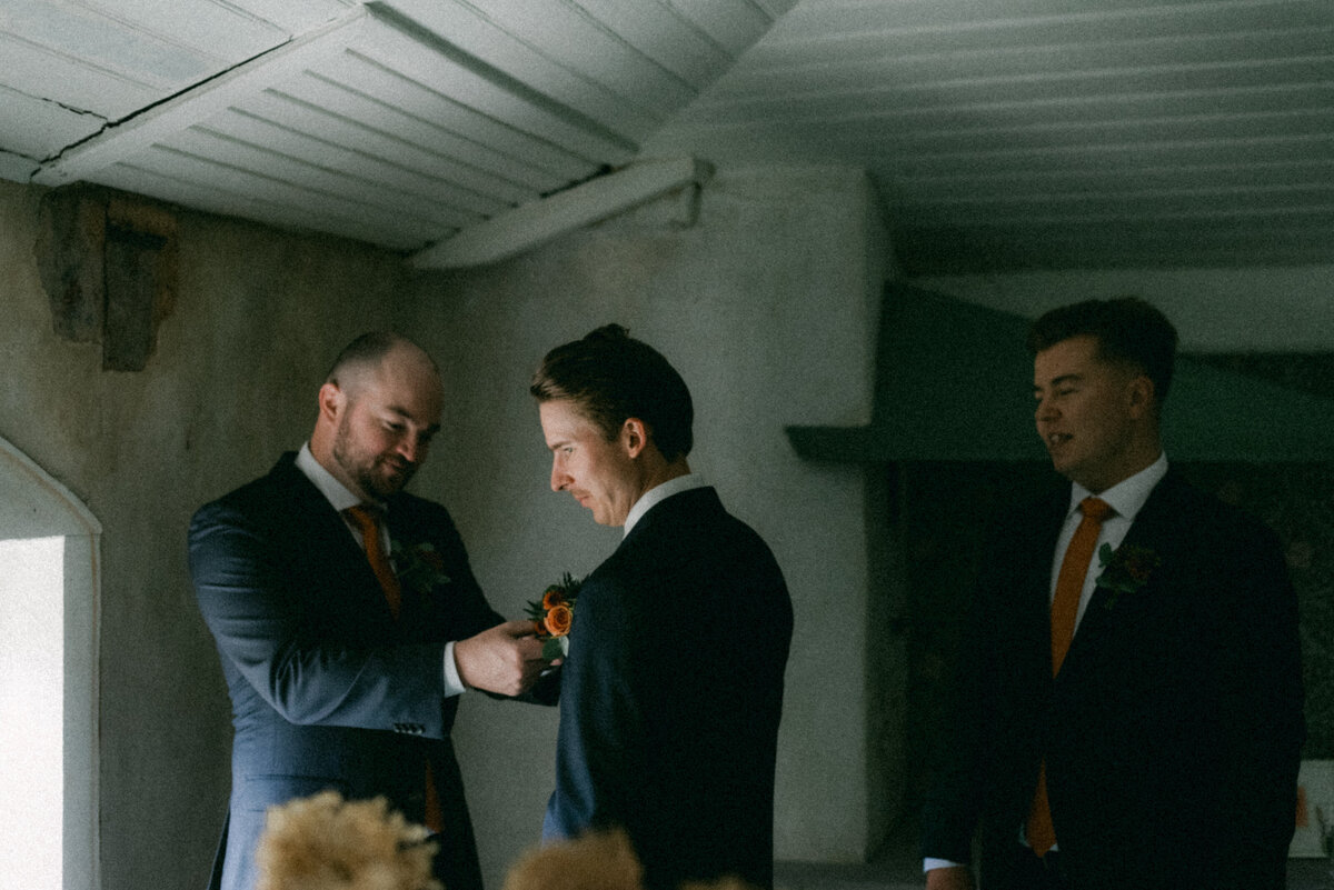 A documentary wedding  photo of the groom getting ready with his bestman and grooms men in Oitbacka gård captured by wedding photographer Hannika Gabrielsson in Finland