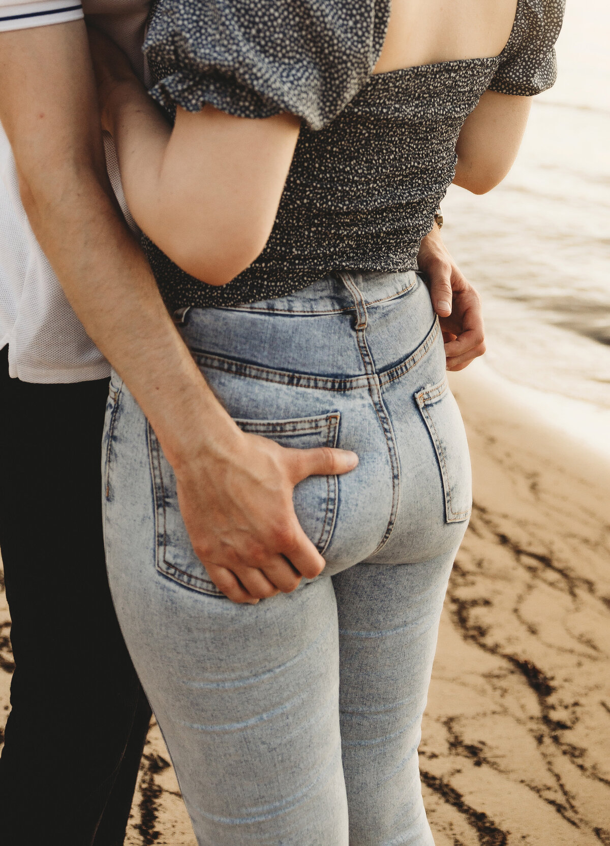 butt-squeeze-couple-photography