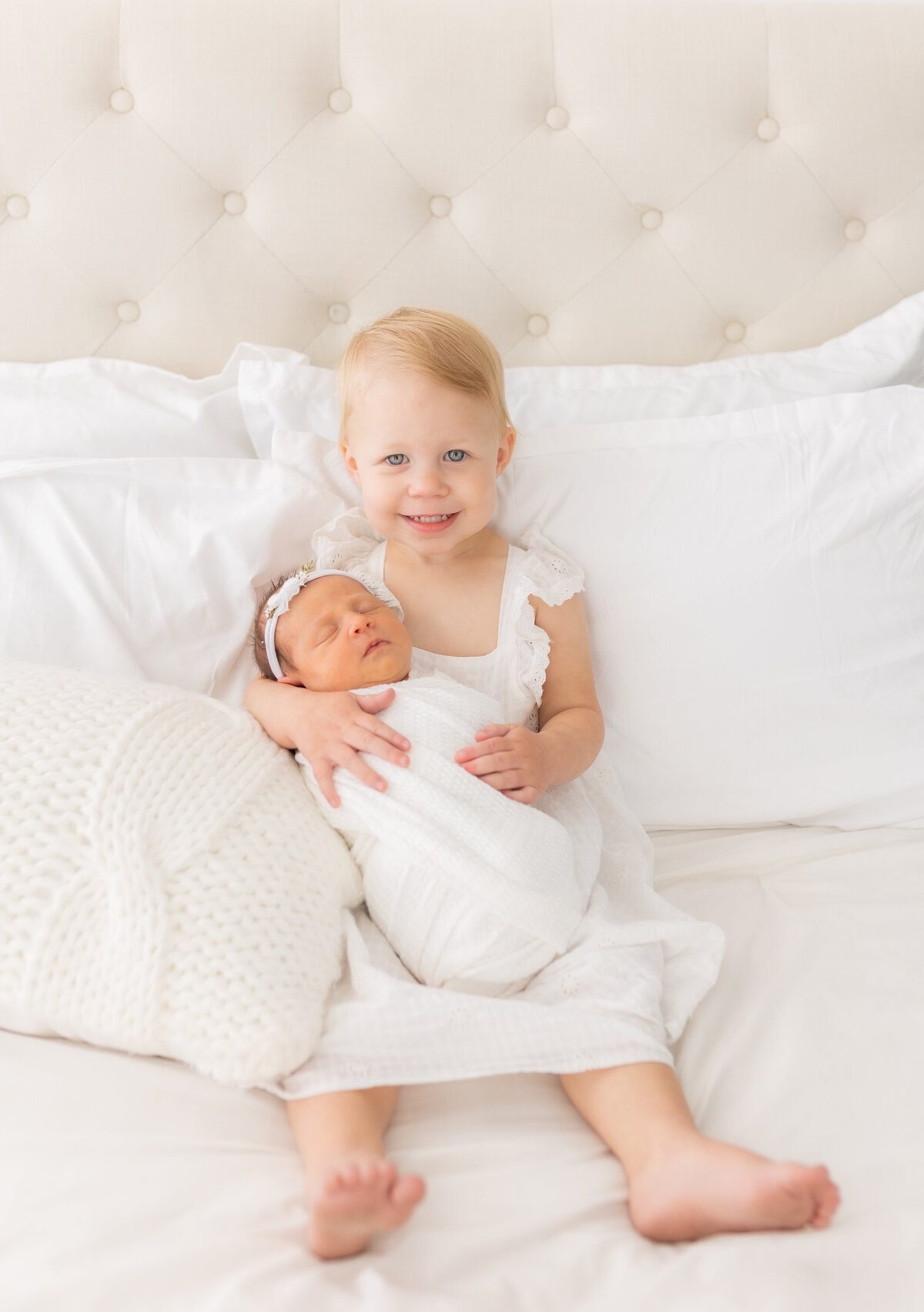 newborn-session-sisters-pose
