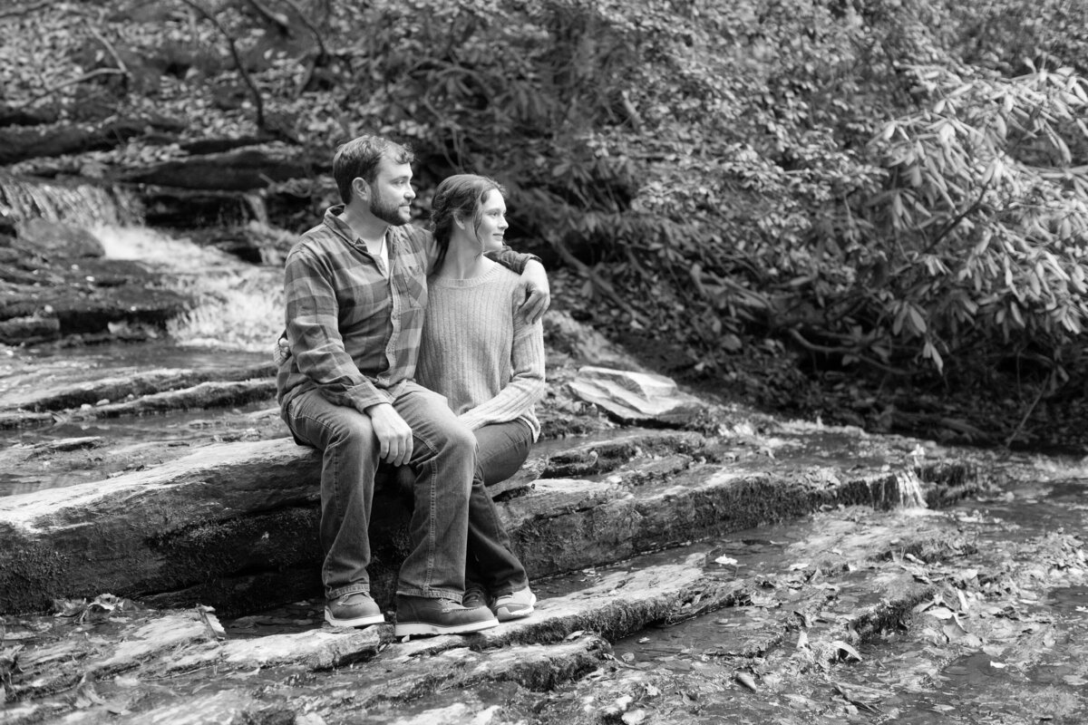 engagement-photos-river