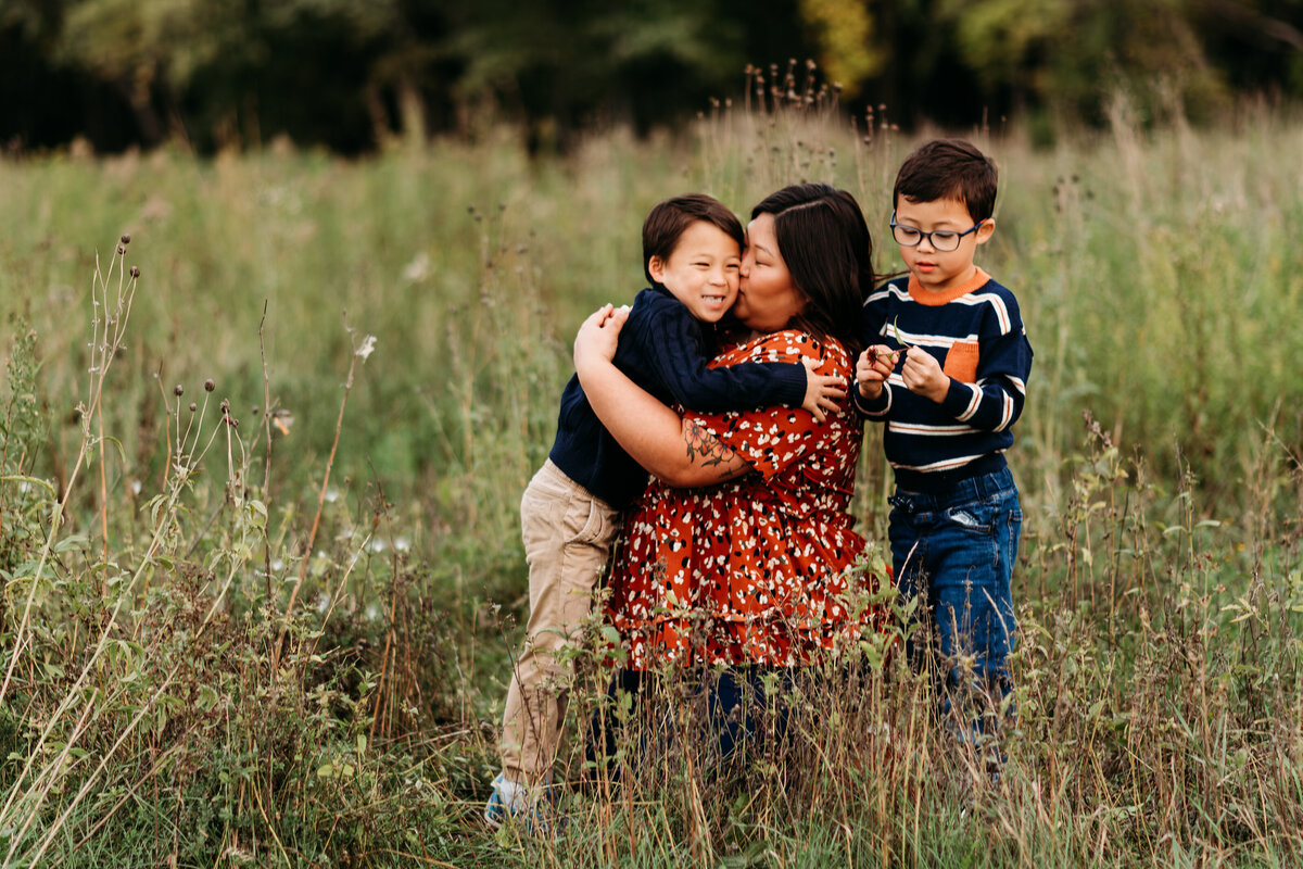 Illuminate your family's sun-kissed smiles in St. Paul outdoor family portraits. Shannon Kathleen Photography captures the warmth of your bond. Reserve your session now!