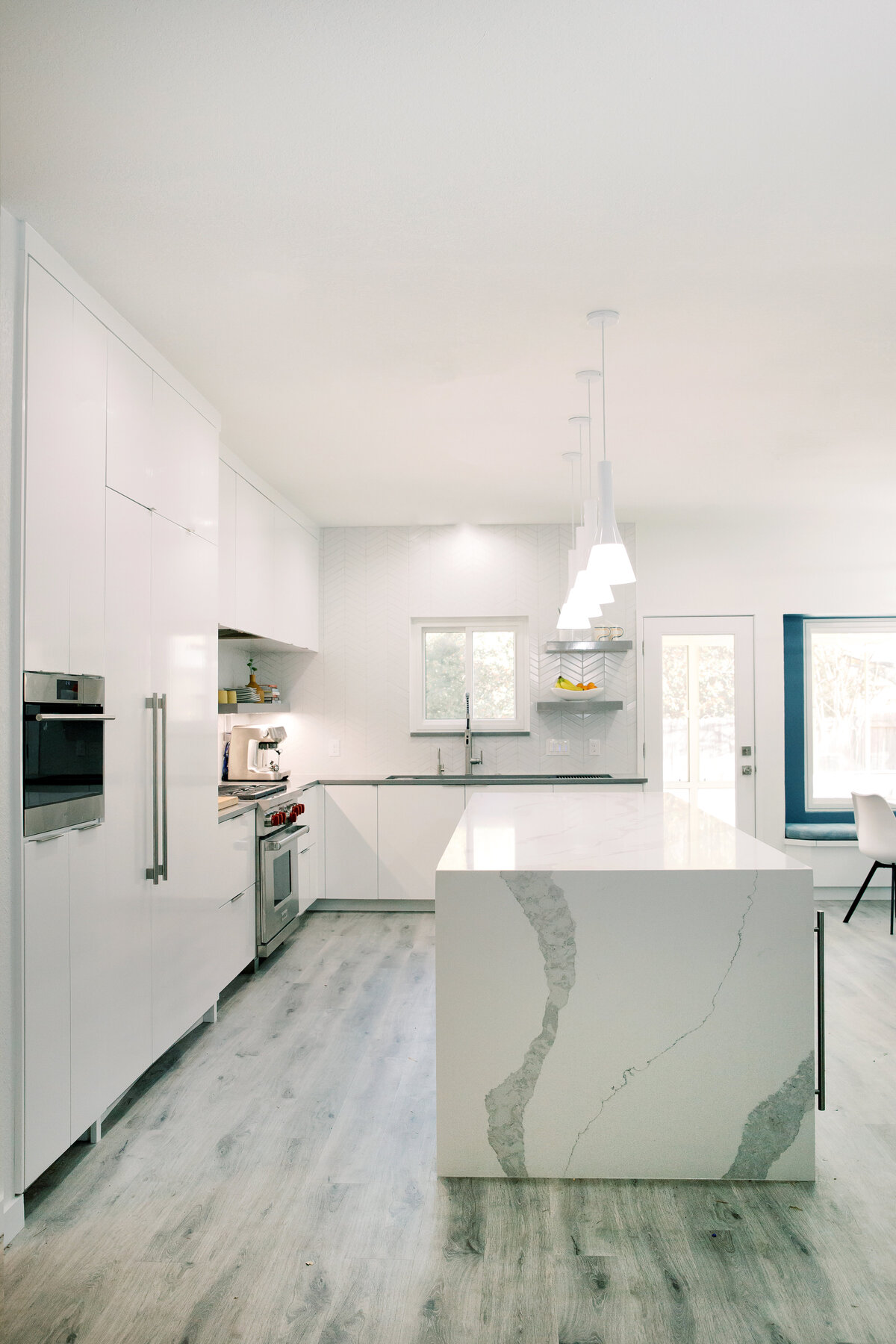 hello-home-sleek-modern-grey-and-white-kitchen-oversized-island-austin-5
