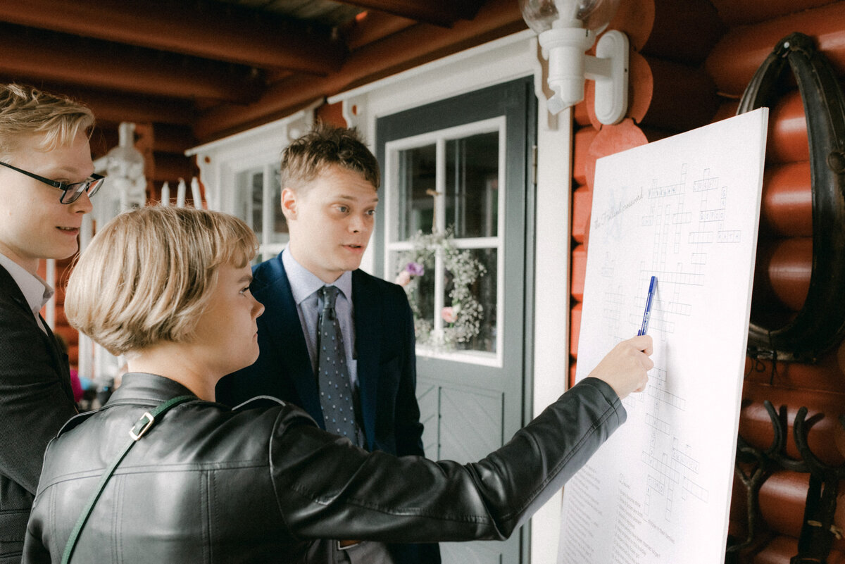 Vieraat ratkovat sanaristikkoa