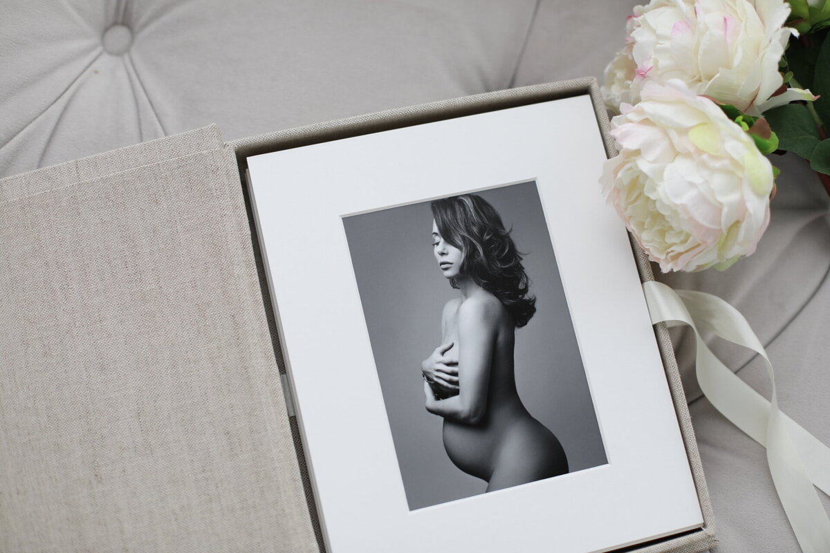 Lola Melani is a renowned Miami maternity photographer capturing the beauty of pregnancy in luxurious images. Artistic portrait sessions with top rated photographers in South Florida.