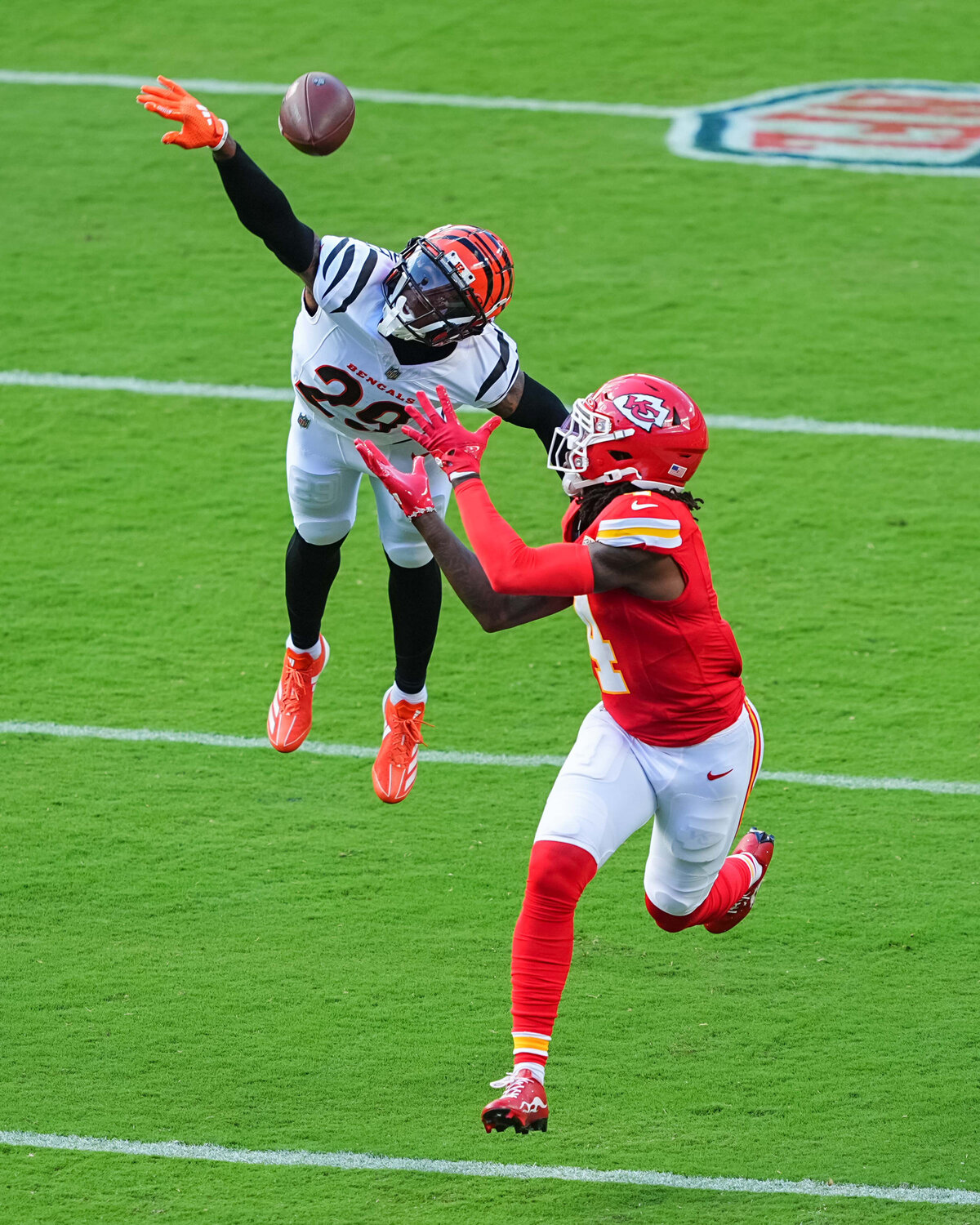 kansas-city-sports-photography-chiefs-0027-leaping-catch-football-play