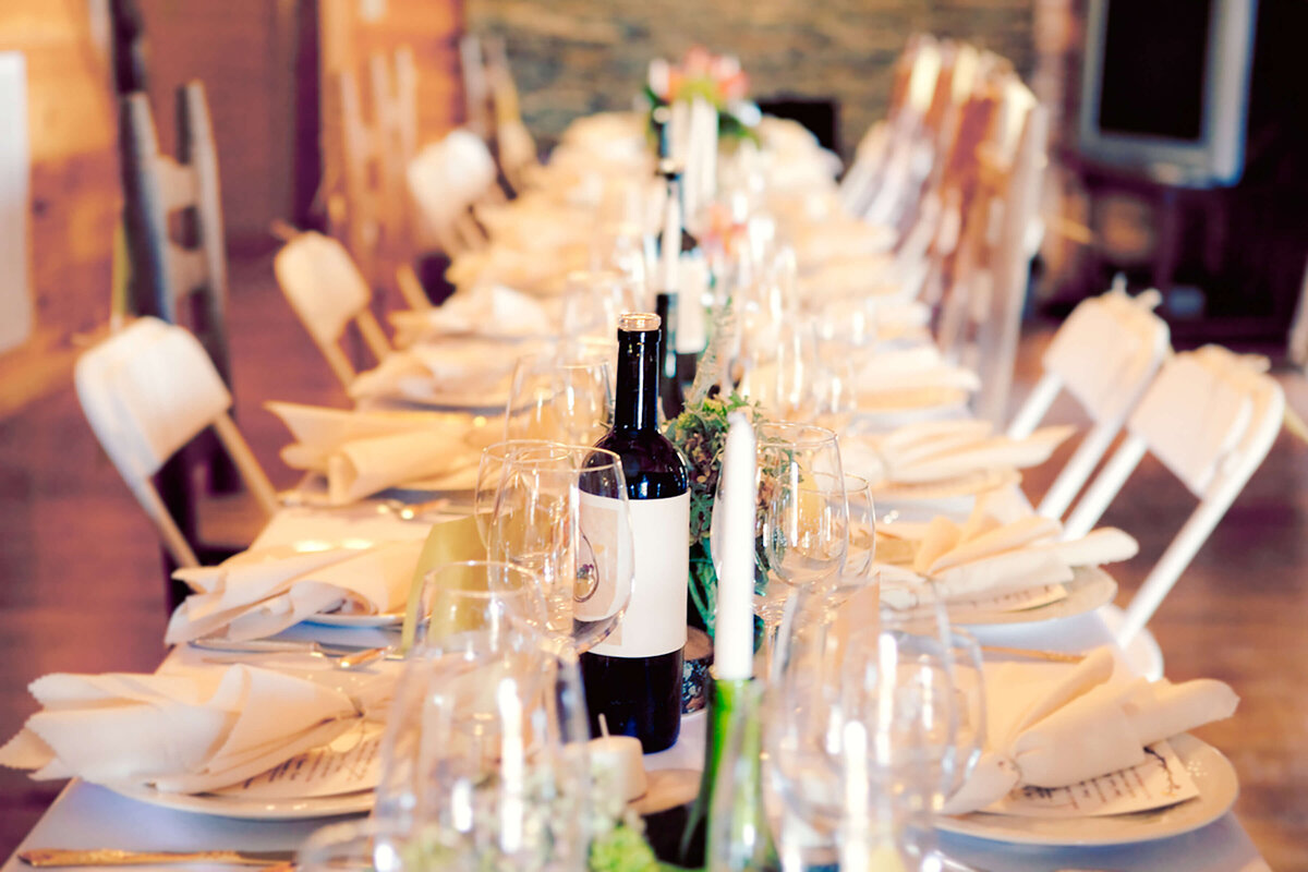 whimsical-cabin-dinner-reception-wedding-ampersandink