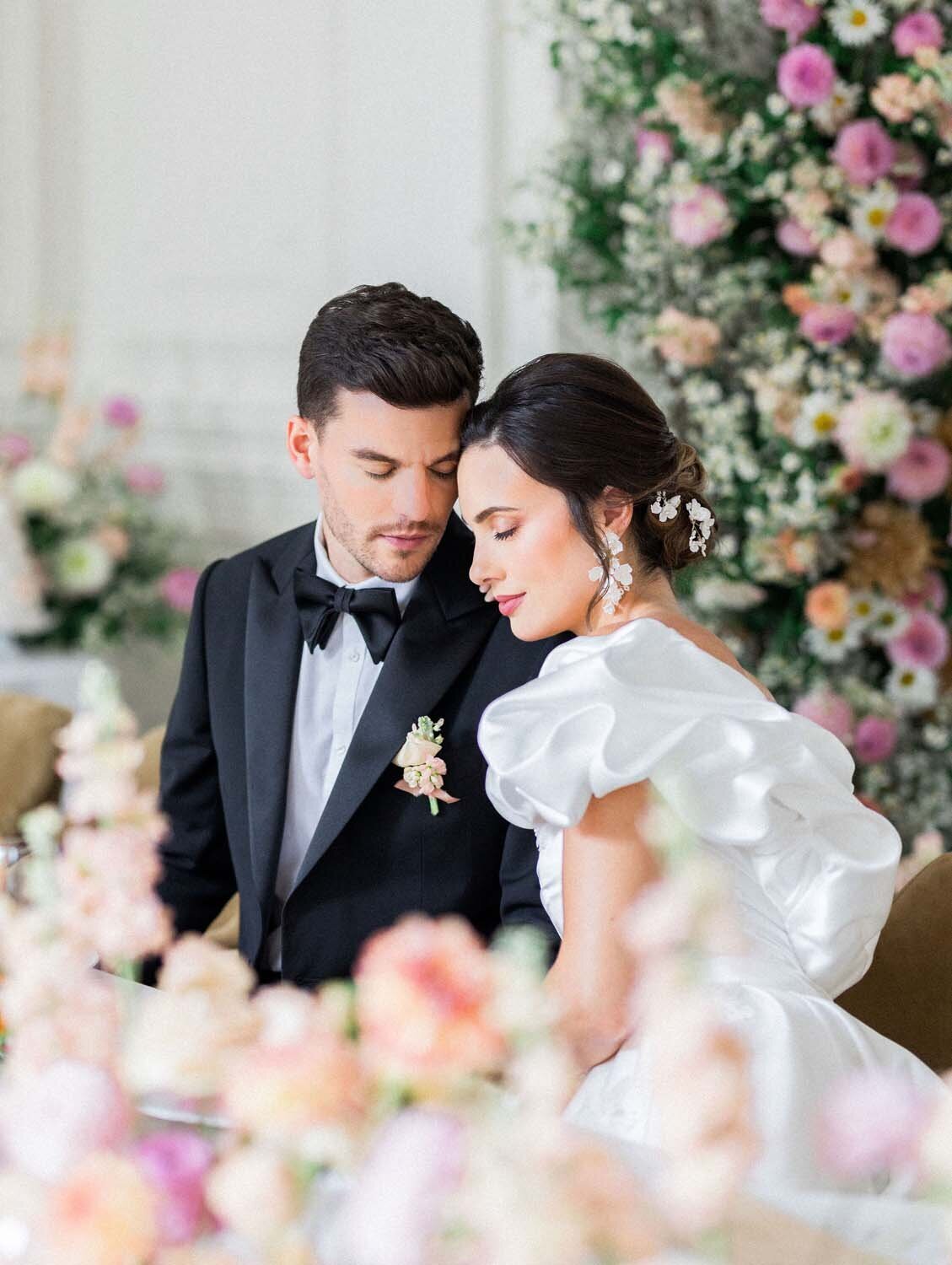 Colorful couture wedding at luxury hotel chais Monnet in Cognac - Veronique Lorre artistic direction floral designer41