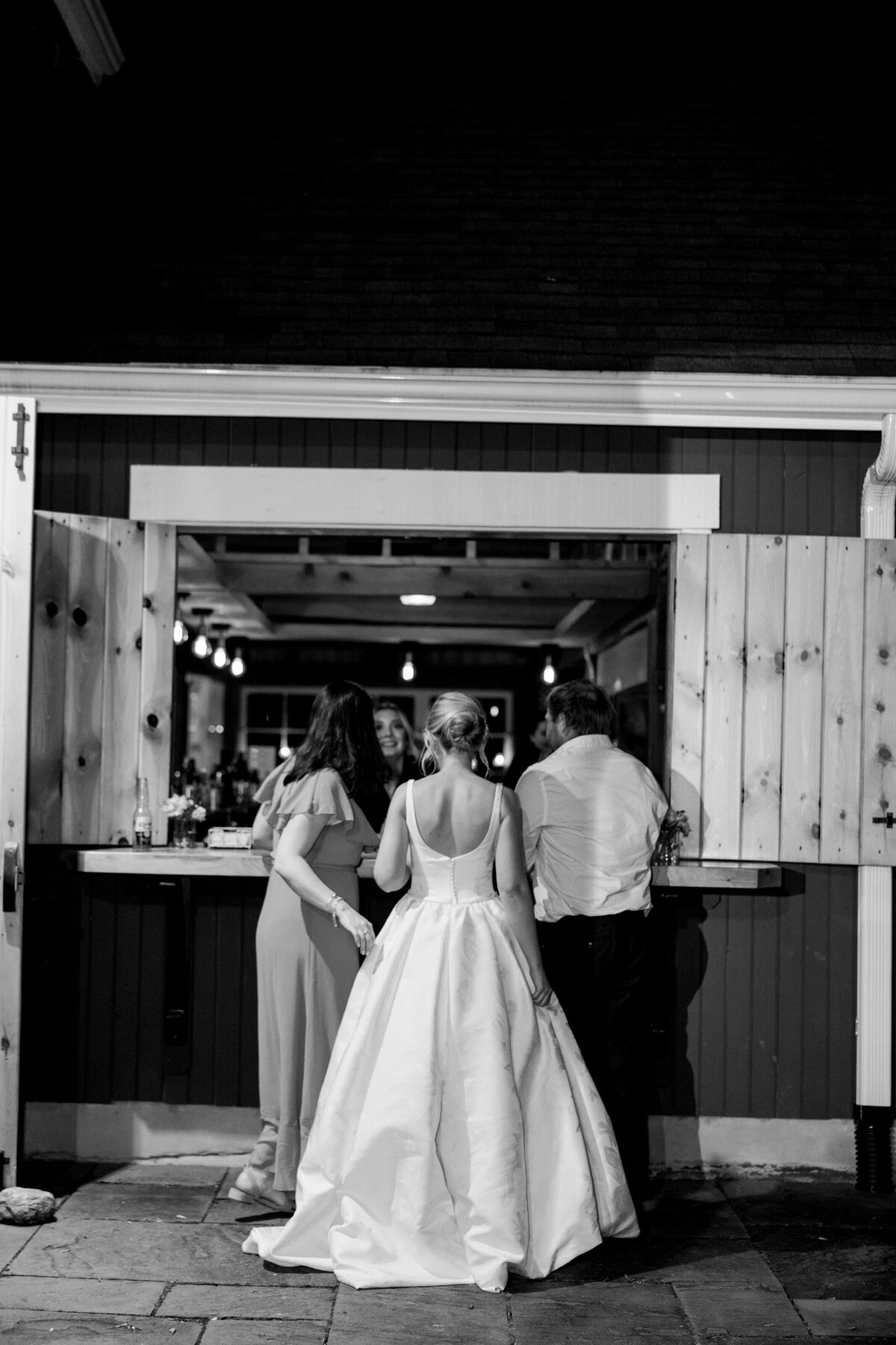 outdoor-bar-wedding-venue-upstate