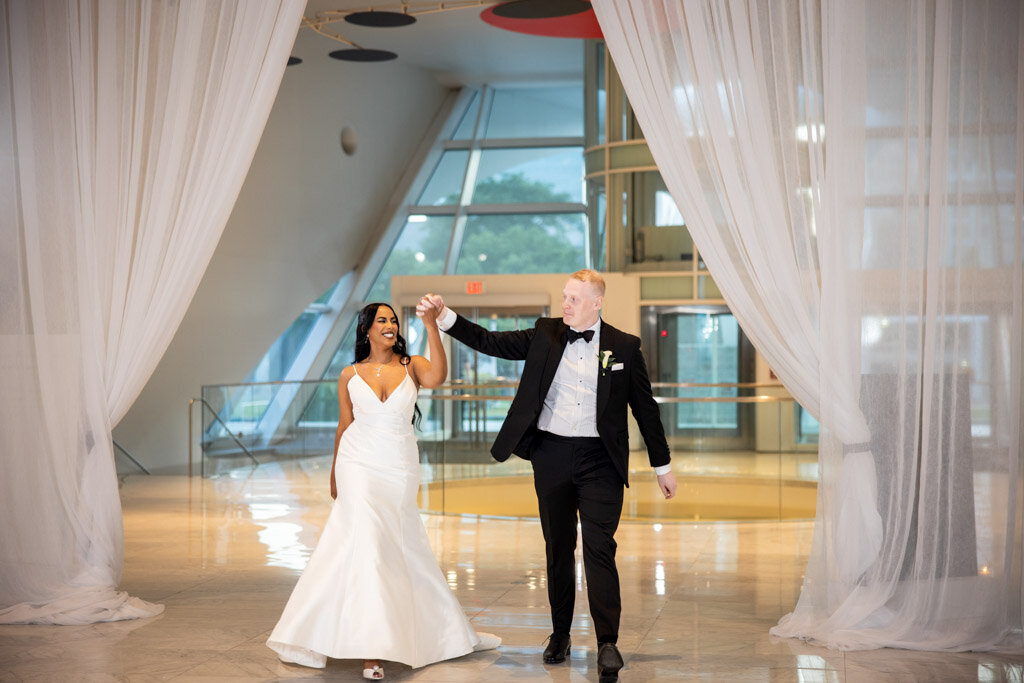 112-Milwaukee-Art-Mueseum-Wedding-Lauren-Ashley-Studios