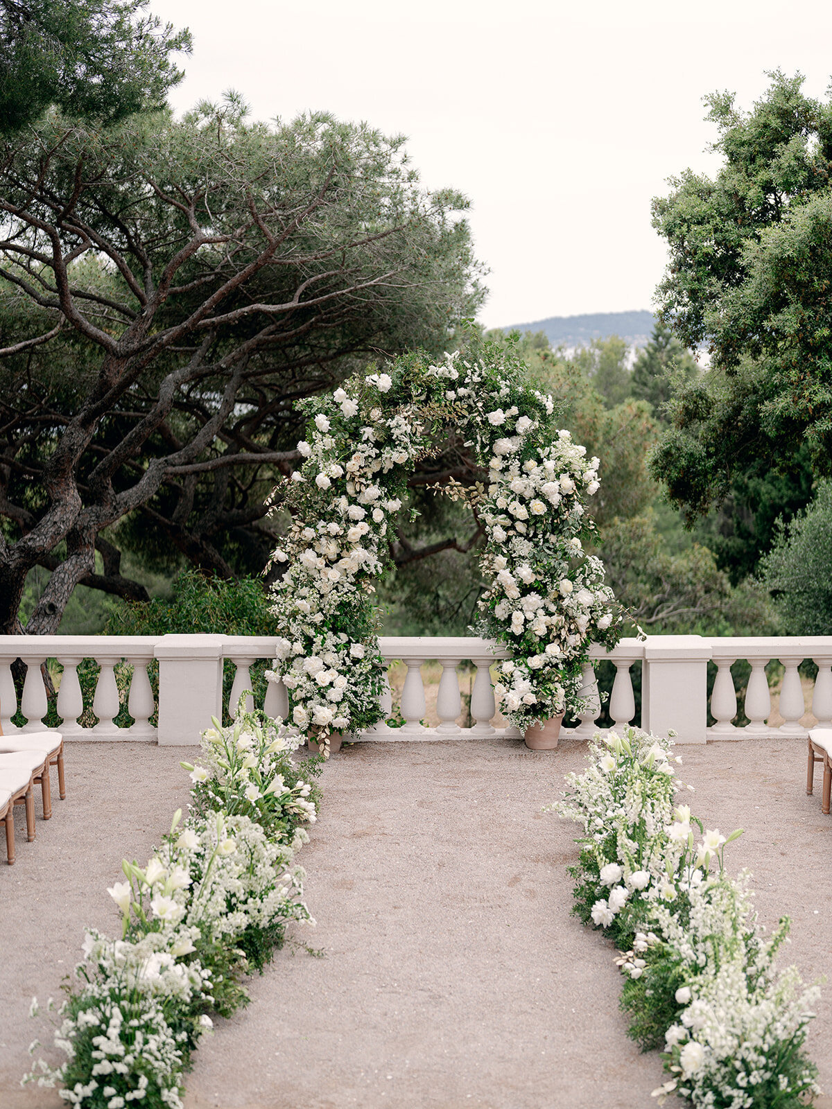 11-intimate-destination-wedding-french-riviera-with-white-flowers
