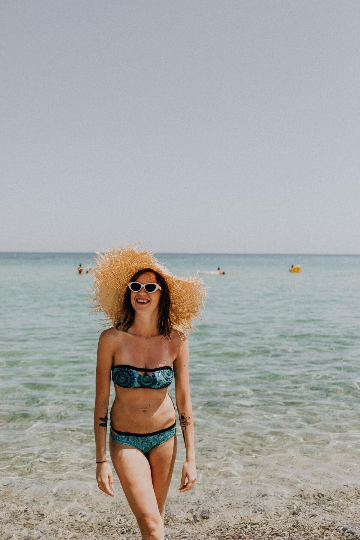 kaboompics_the-woman-in-the-beach-hat-made-of-raffia-18086