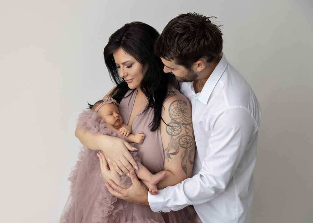 NEWBORN_BABYWITHPARENTSPINK
