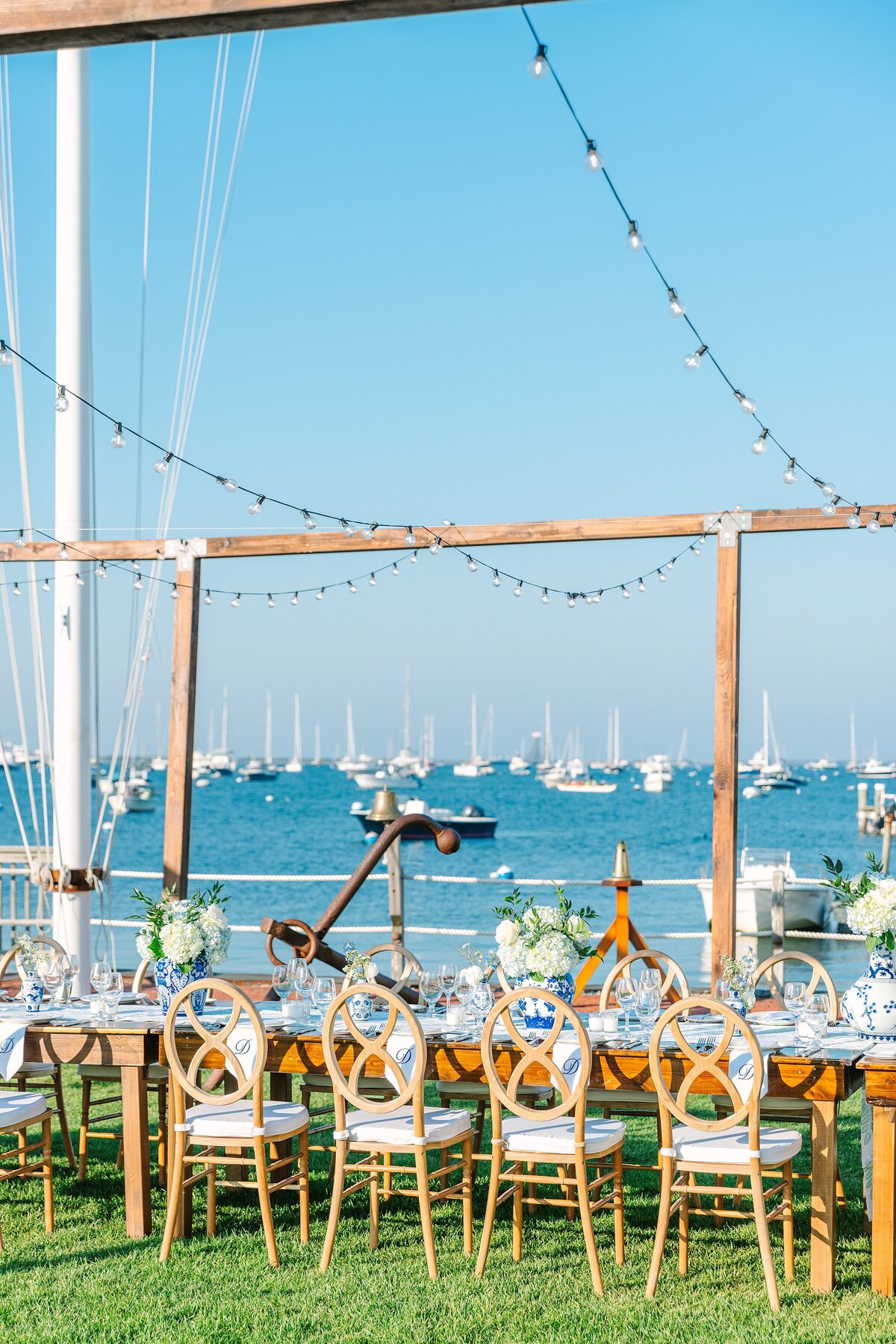 photo of rehearsal dinner table overlooking the water in nantucket