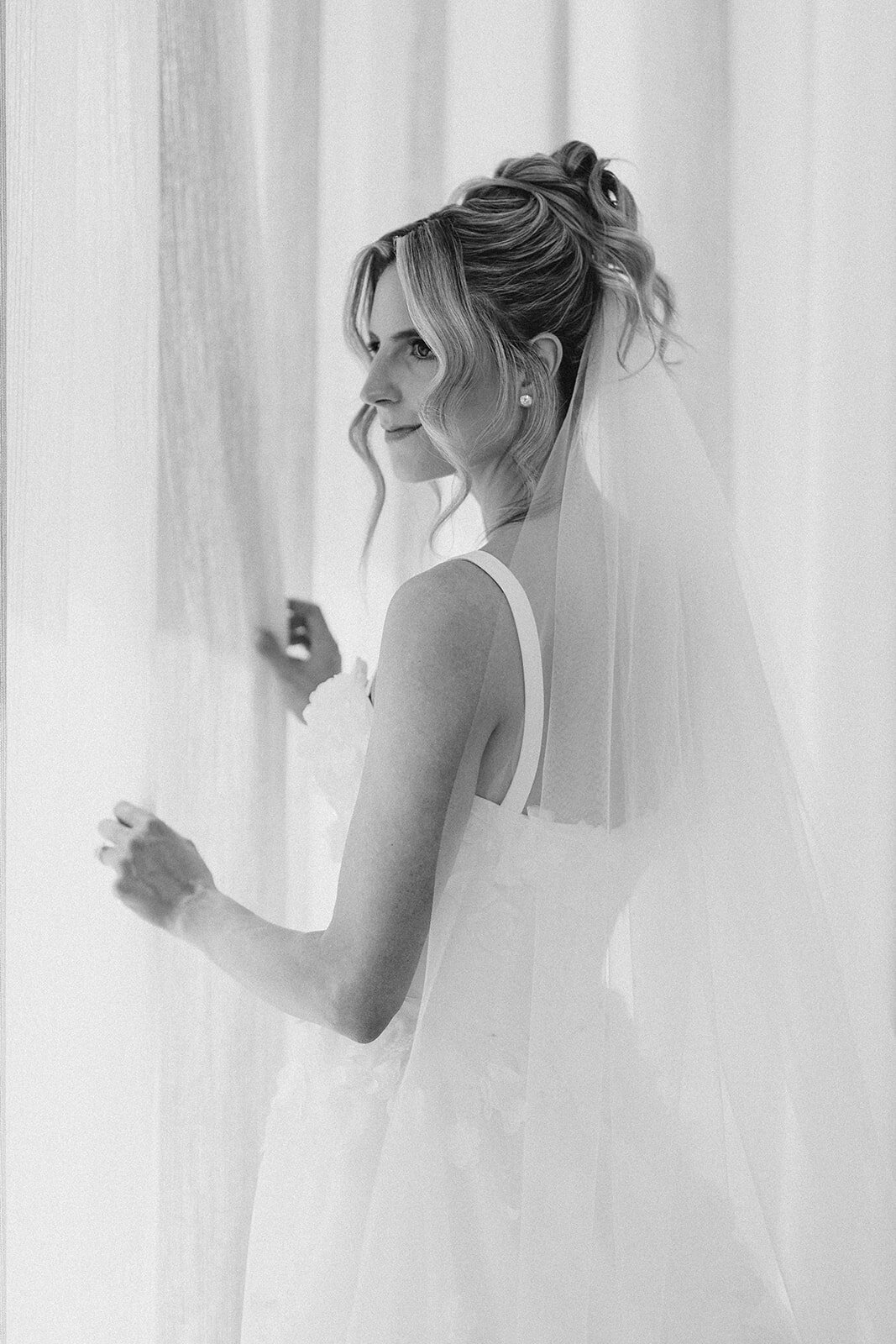 Getting-ready-modern-spring-wedding-at-aria-las-vegas (524 of 2547)