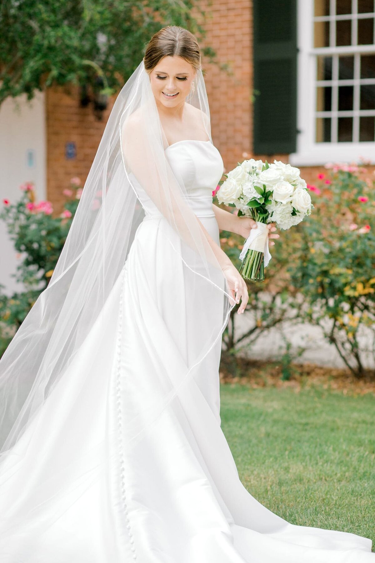 Bride with long veil and classic white bouquet