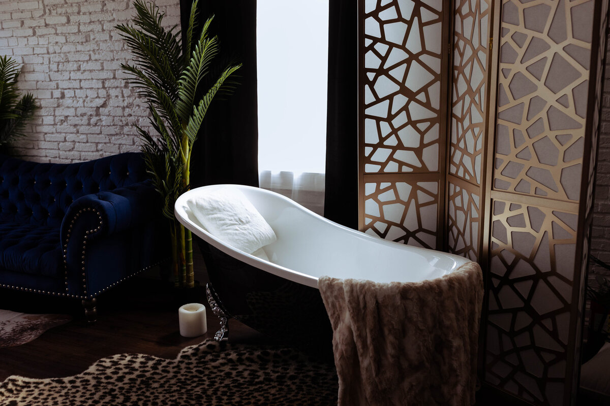 Boudoir studio in Elkridge md with clawfoot tub