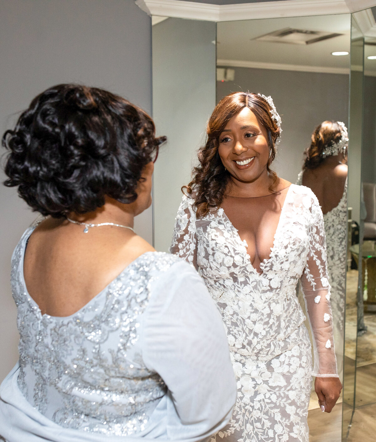 Southern-exchange-ballrooms-atlanta-bride-mother-mirror-momen