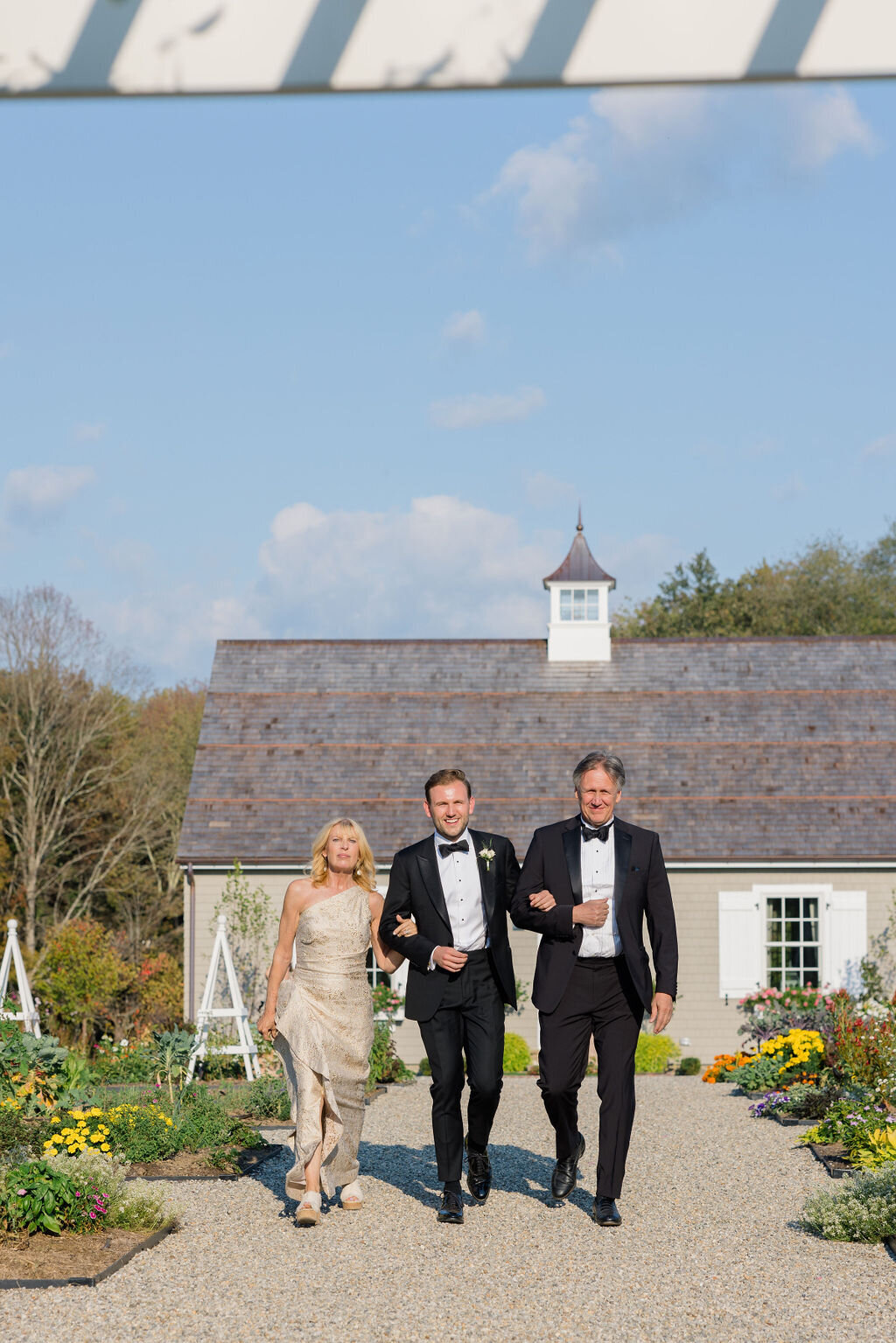 groom-and-parents-at-smith-farm-gardens-jen-strunk-events