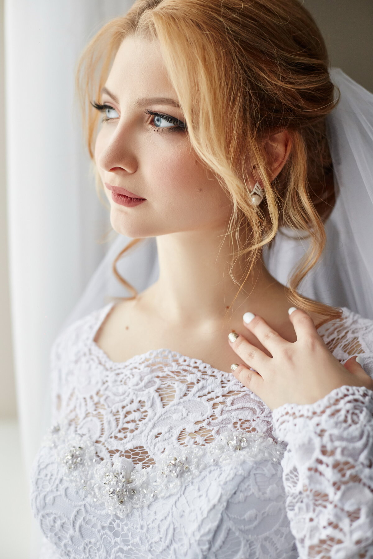 beautiful-bride-white-wedding-dress-wedding-day