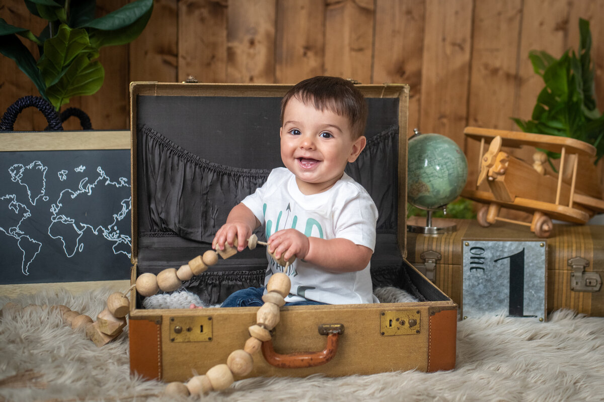 Akron-first-birthday-vintage-suitcase-photographer