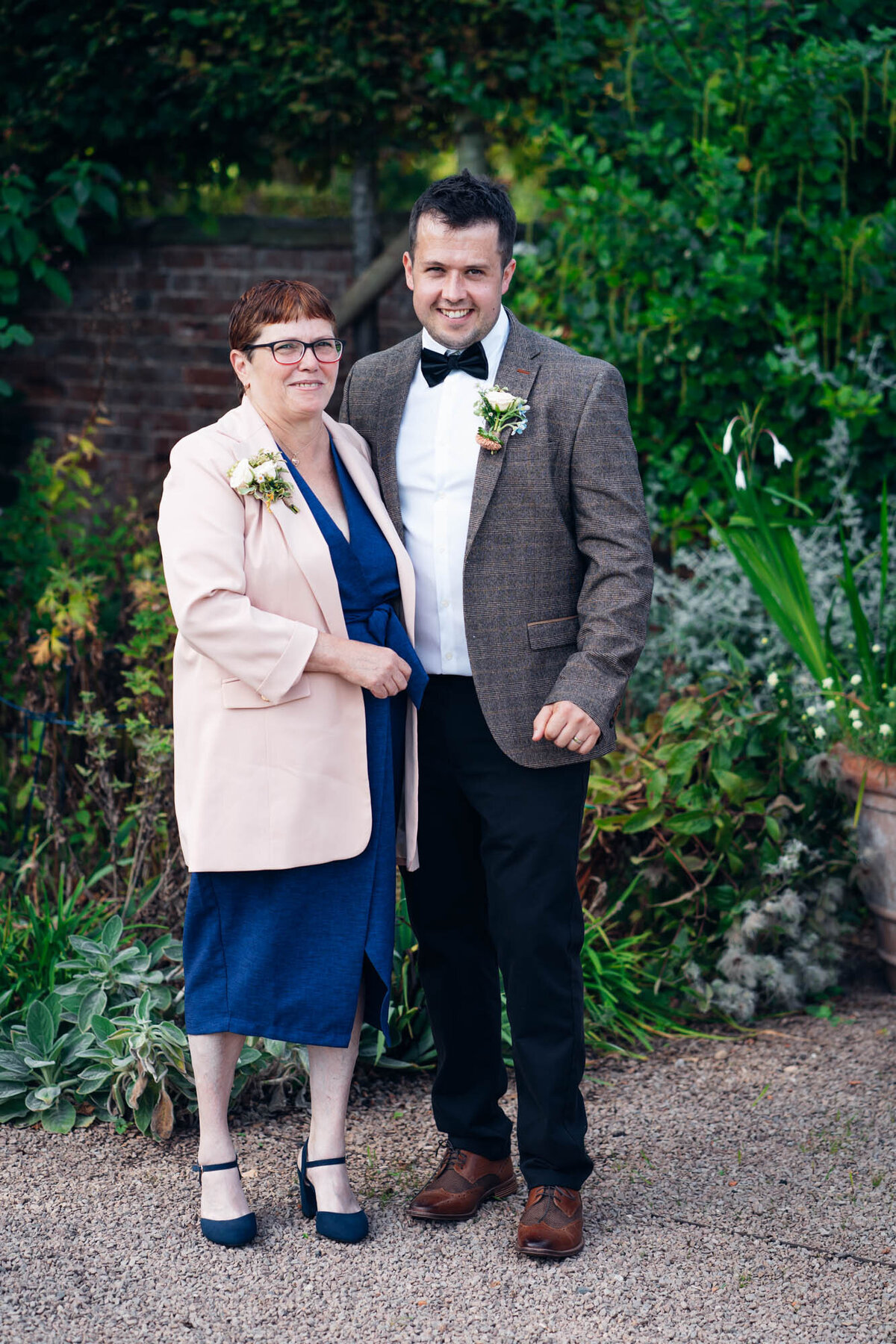 cotswold-wedding-photographer-family-photographer-with-bride-and-groom