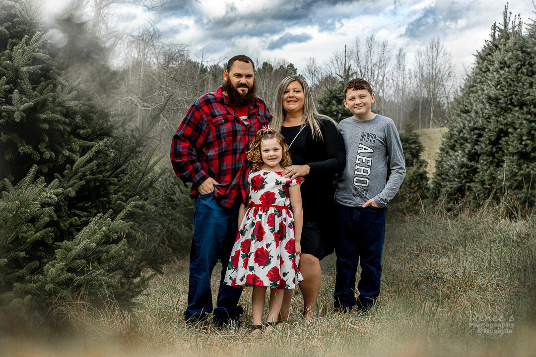 renees-photography-and-designs_christmas-tree-farm_family-children-photoshoot_new-river-valley_blue-ridge-mountains-sm-1582