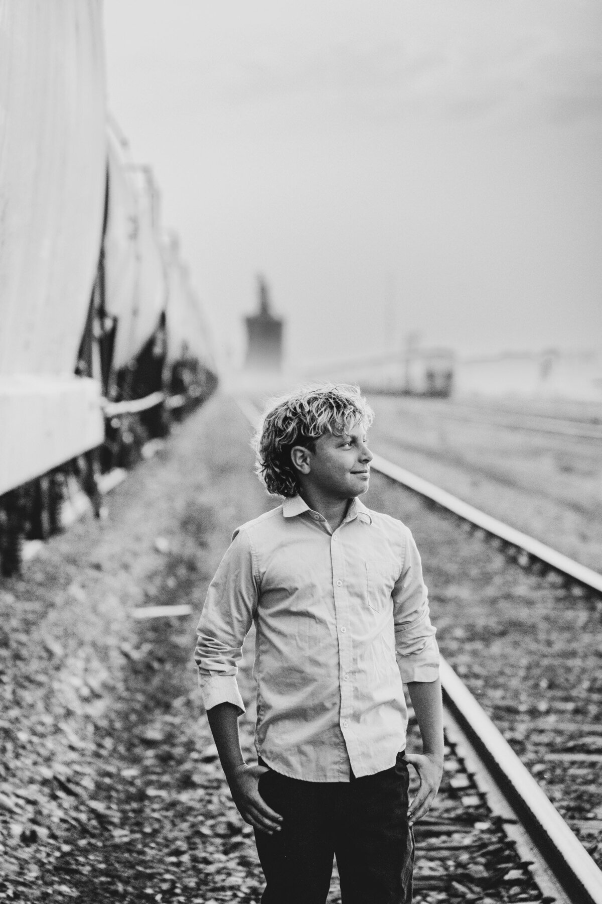 senior-photo-of-boy-on-train-tracks