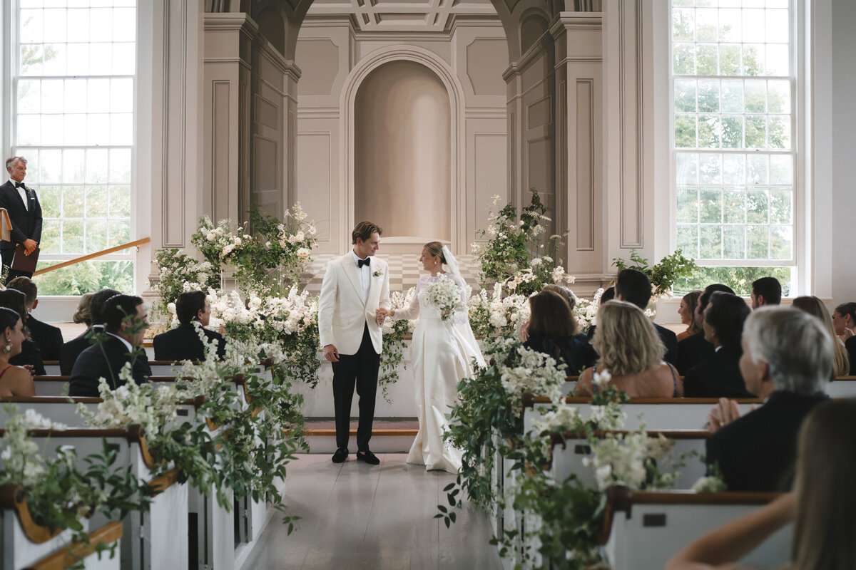 Marthas-vineyard-wedding-planner-kg-events-design-luxury-destination-weddings-private-events-corporate-events-edgartown-ma-event-designer-outdoor-tented-wedding-reception-island-wedding-vogue-wedding-pohogonot-14