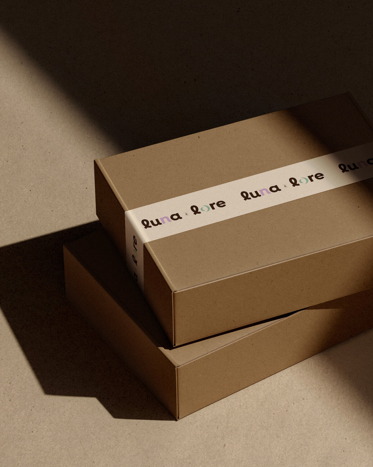 Duurzame verpakkingsdozen met Luna & Lore logo-tape