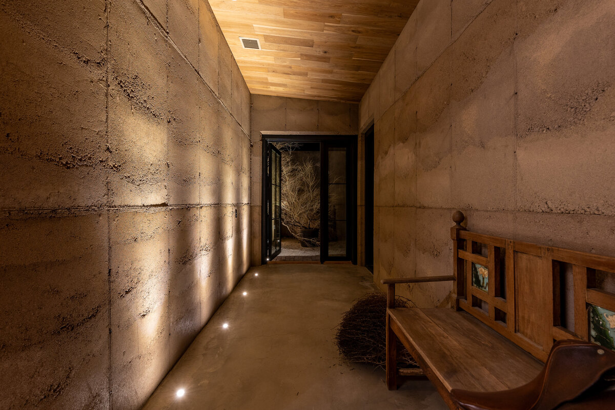30_MAINHOUSE_uplit entrance_bench