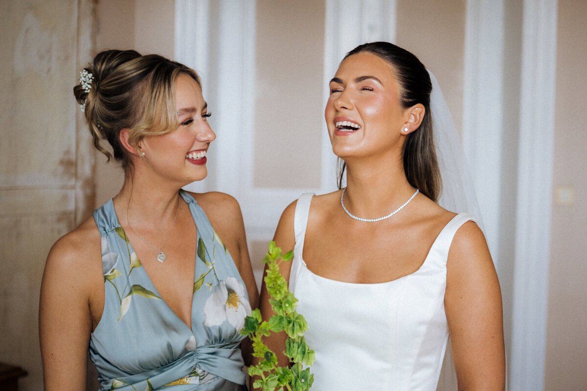 bride-with-bridesmaids-getting-ready-room-france19