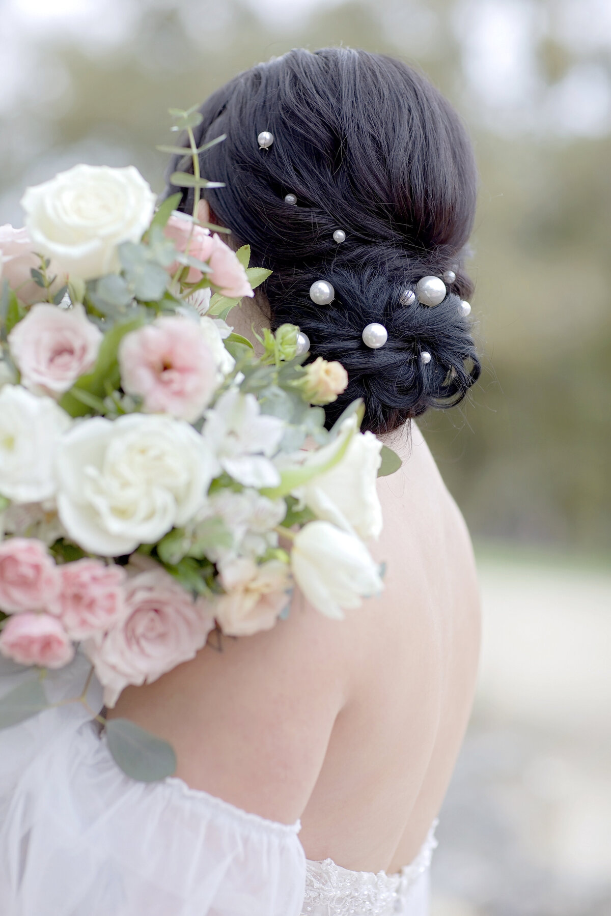 bouquet-bluebonnet field floral-hill country bridal stylists-robin rogers photography-bridal hair-pearls