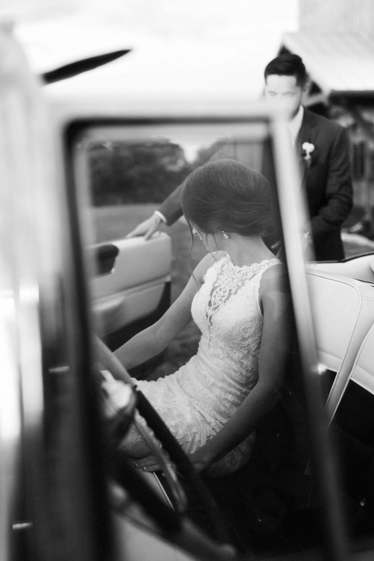 vintage-car-wedding-portraits