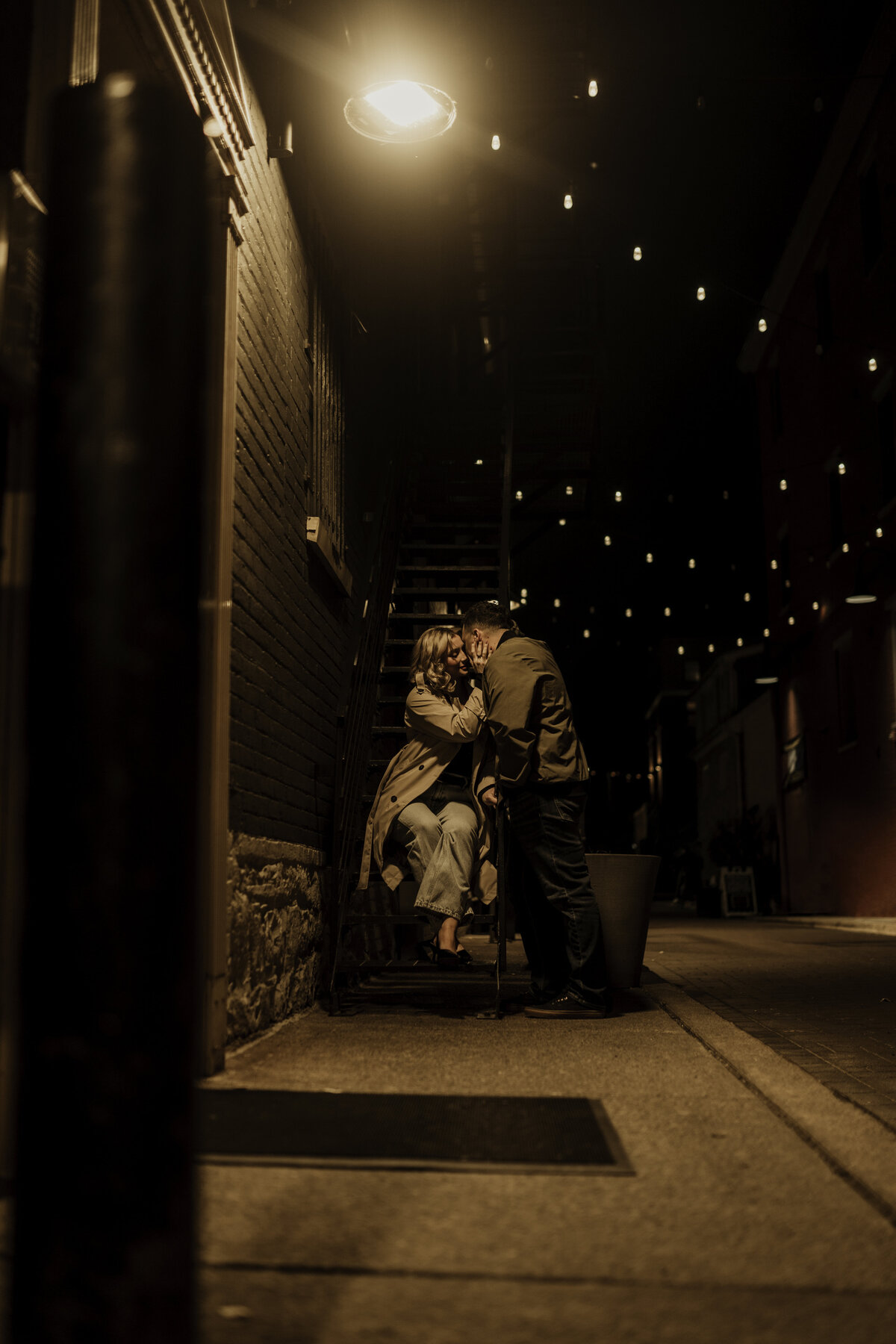 couple grasping each other under street lights- lehigh-valley-couple-photographer-engagement