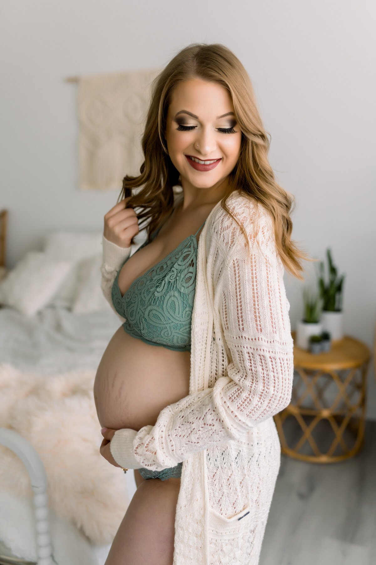 Emma Christine Photography Boudoir Photographer Sioux Falls South Dakota Maternity Boudoir Portrait Woman Women Headshots Photo Light8