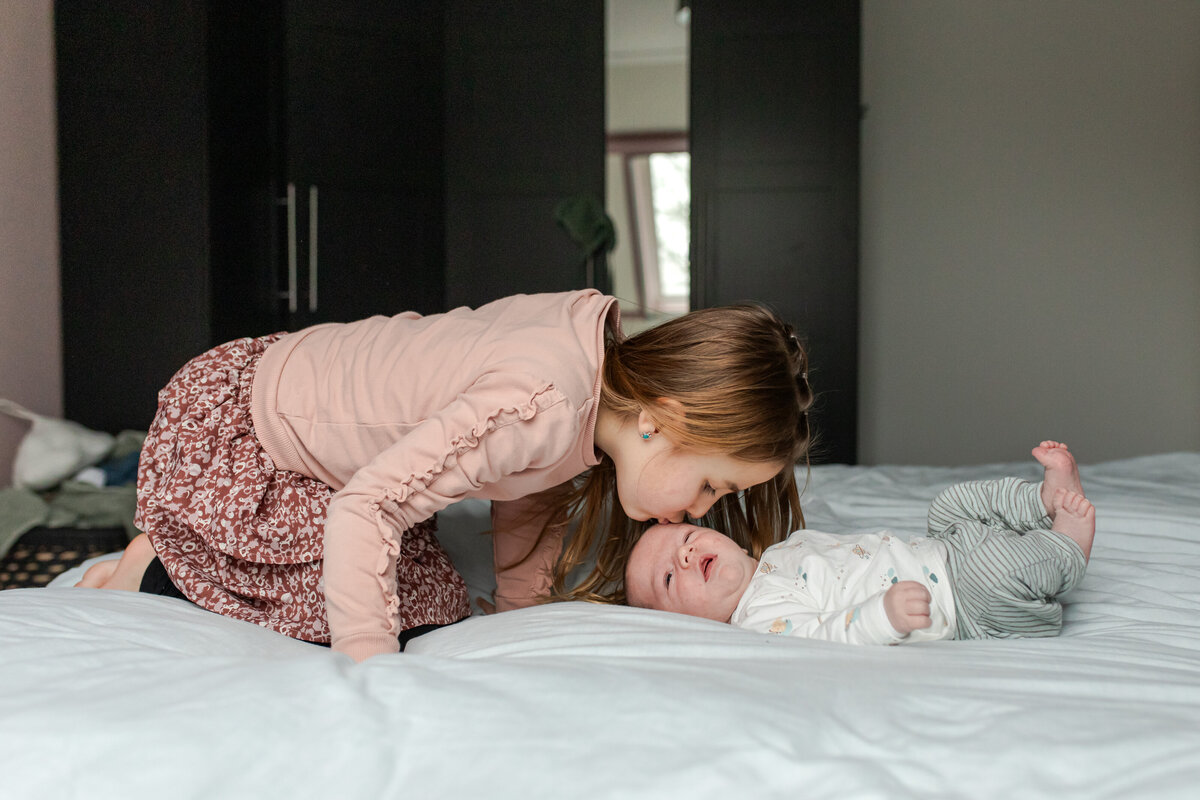 baby kusjes en knuffels