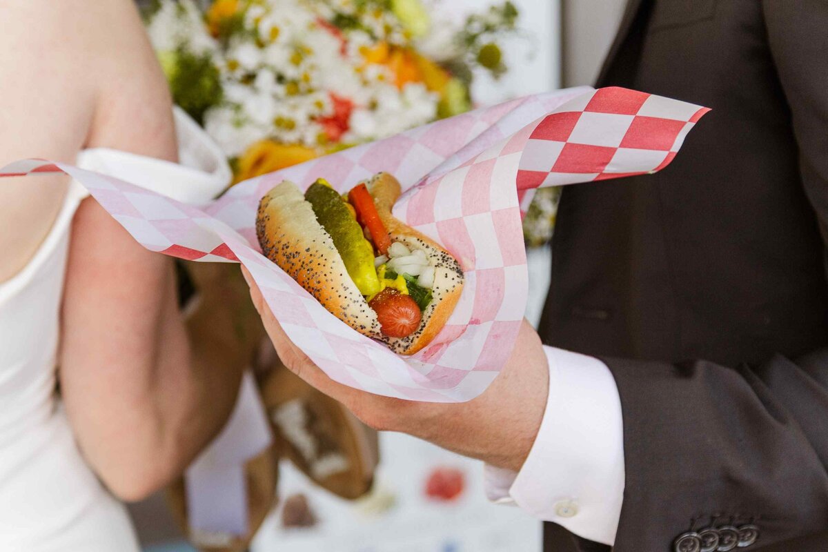40-wedding-chicago-dog
