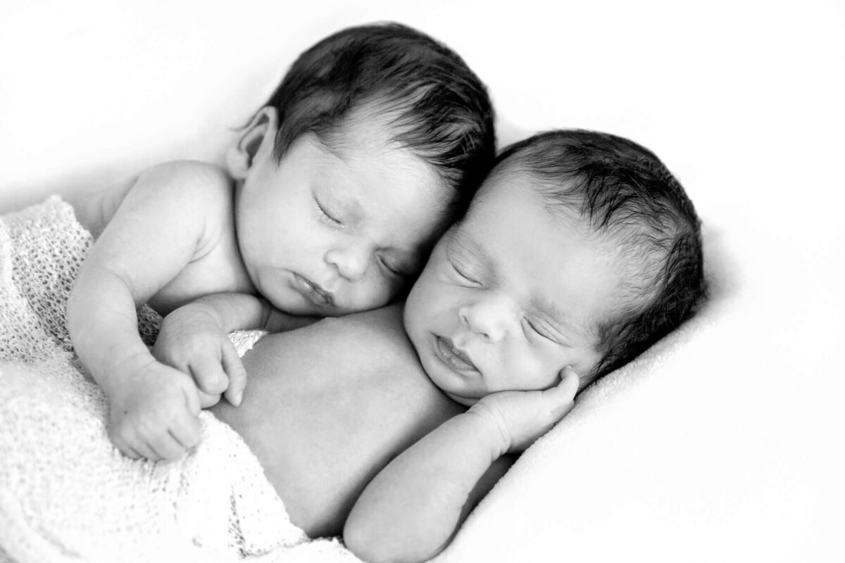 cincinnati-newborn-photo-sleeping-twins
