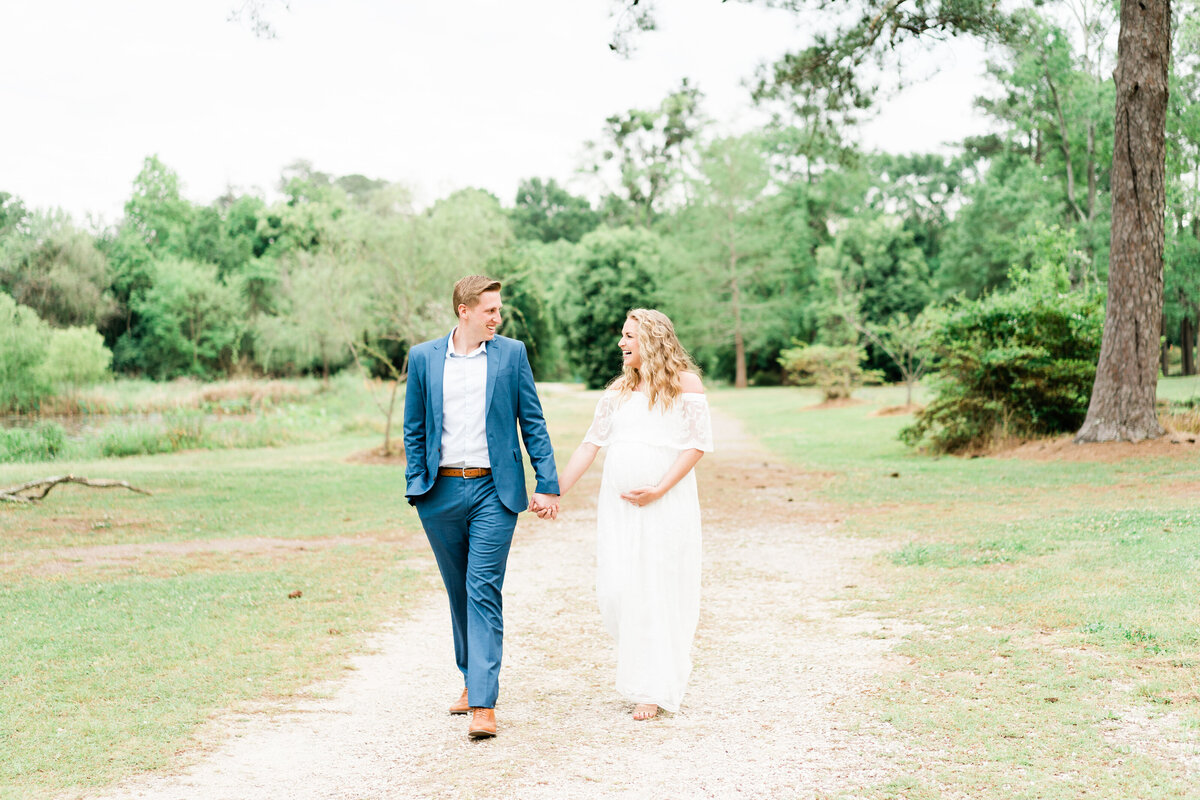 Maternity photoshoot in a park in Alabama