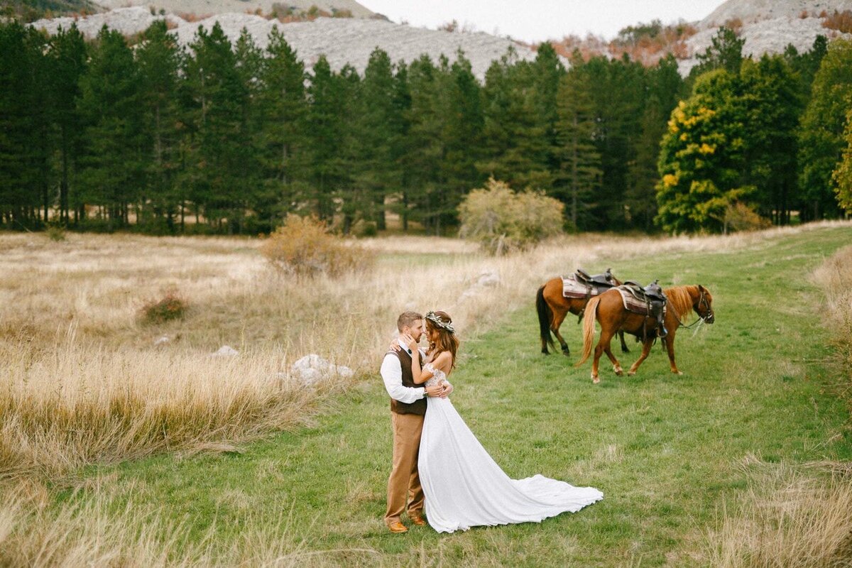 E8-Engagement-Photoshoot-In-the-mountains-with-horses-Ruslan-and-Kristina-2017-09-24-2500px-1023
