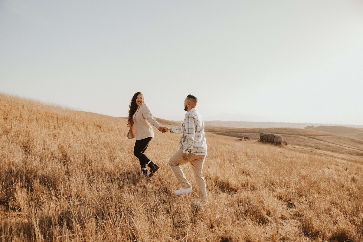 open-field-fun-candid-couple-california-session